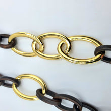 Carica l&#39;immagine nel visualizzatore di Gallery, Collana lunga in resina marrone e catena placcata oro giallo