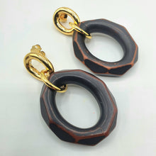 Carica l&#39;immagine nel visualizzatore di Gallery, Orecchini pendenti ovali in resina marrone e ottone placcato oro