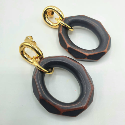 Orecchini pendenti ovali in resina marrone e ottone placcato oro