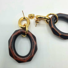 Carica l&#39;immagine nel visualizzatore di Gallery, Orecchini pendenti ovali in resina marrone e ottone placcato oro