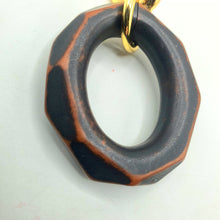 Carica l&#39;immagine nel visualizzatore di Gallery, Orecchini pendenti ovali in resina marrone e ottone placcato oro