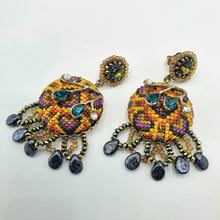 Carica l&#39;immagine nel visualizzatore di Gallery, Orecchini pendenti in tessuto fatto a mano con cristalli e strass
