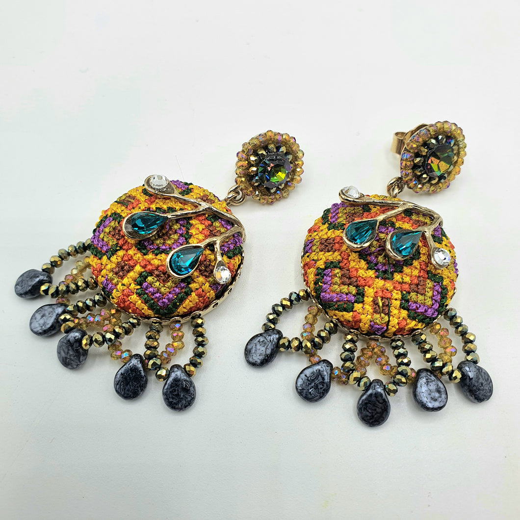 Orecchini pendenti in tessuto fatto a mano con cristalli e strass