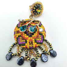 Carica l&#39;immagine nel visualizzatore di Gallery, Orecchini pendenti in tessuto fatto a mano con cristalli e strass
