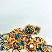 Carica l&#39;immagine nel visualizzatore di Gallery, Orecchini pendenti in tessuto fatto a mano con cristalli e strass
