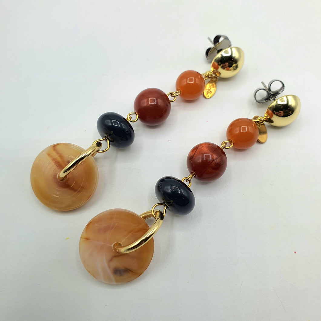 Orecchini pendenti in resina chiodata color nero, marrone, beige