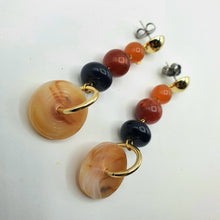 Carica l&#39;immagine nel visualizzatore di Gallery, Orecchini pendenti in resina chiodata color nero, marrone, beige
