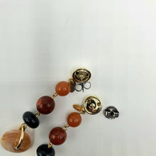 Carica l&#39;immagine nel visualizzatore di Gallery, Orecchini pendenti in resina chiodata color nero, marrone, beige