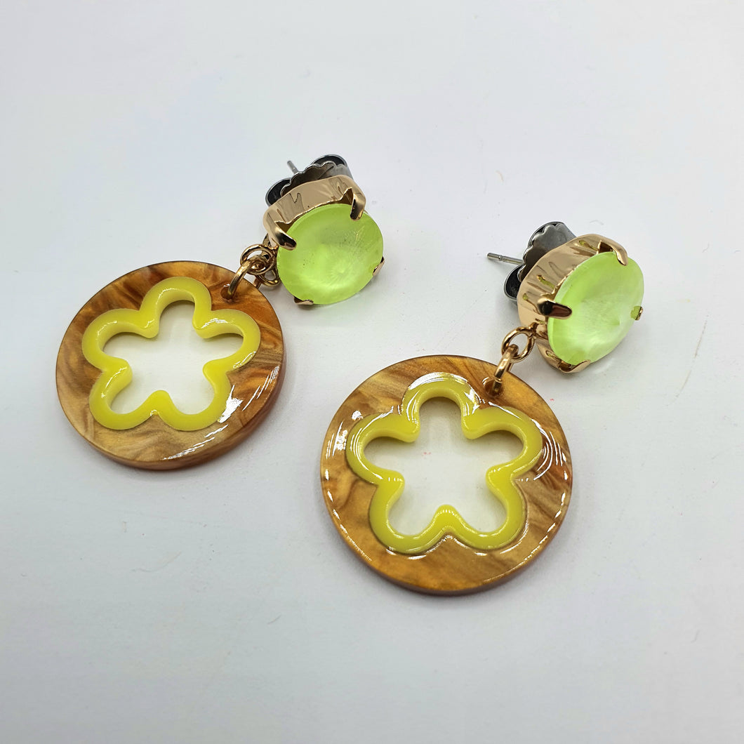 Coppia di orecchini pendenti con resina a forma di fiore