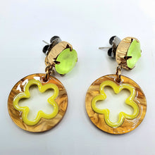Carica l&#39;immagine nel visualizzatore di Gallery, Coppia di orecchini pendenti con resina a forma di fiore