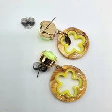 Carica l&#39;immagine nel visualizzatore di Gallery, Coppia di orecchini pendenti con resina a forma di fiore