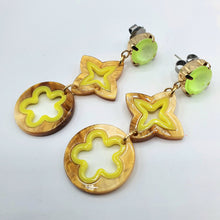 Carica l&#39;immagine nel visualizzatore di Gallery, Coppia orecchini pendenti con fiore in resina.