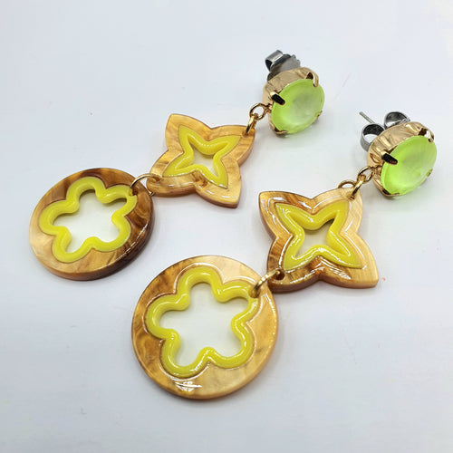 Coppia orecchini pendenti con fiore in resina.