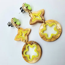 Carica l&#39;immagine nel visualizzatore di Gallery, Coppia orecchini pendenti con fiore in resina.