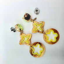 Carica l&#39;immagine nel visualizzatore di Gallery, Coppia orecchini pendenti con fiore in resina.