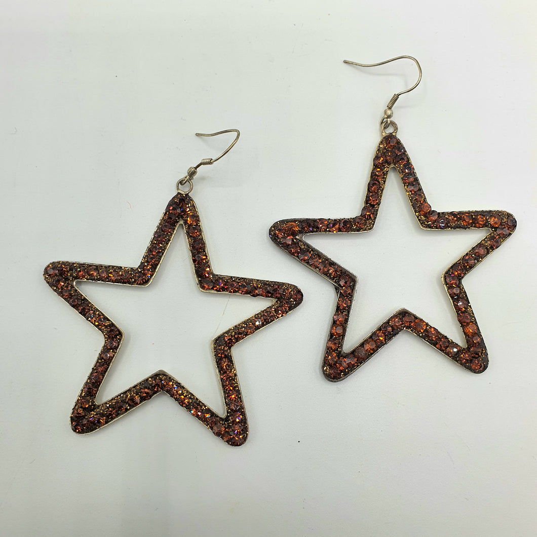 Coppia orecchini anallergici con stella traforata in strass marroni.