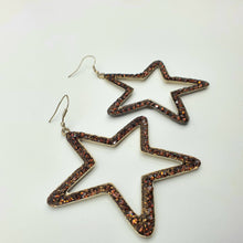 Carica l&#39;immagine nel visualizzatore di Gallery, Coppia orecchini anallergici con stella traforata in strass marroni.