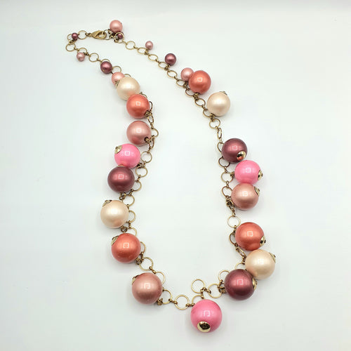 Collana perle rosa pendenti montate su catena placcata oro.