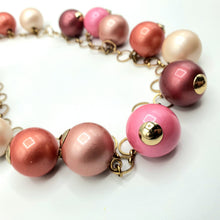 Carica l&#39;immagine nel visualizzatore di Gallery, Collana perle rosa pendenti montate su catena placcata oro.