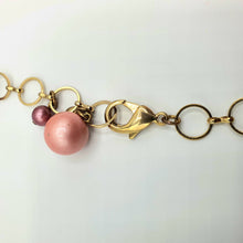 Carica l&#39;immagine nel visualizzatore di Gallery, Collana perle rosa pendenti montate su catena placcata oro.