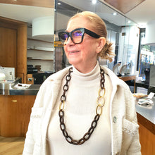 Carica l&#39;immagine nel visualizzatore di Gallery, Collana lunga in resina marrone e catena placcata oro giallo