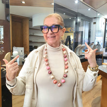 Carica l&#39;immagine nel visualizzatore di Gallery, Collana perle rosa pendenti montate su catena placcata oro.