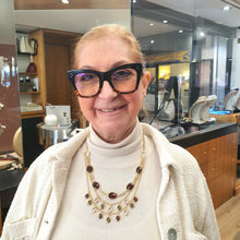 Carica l&#39;immagine nel visualizzatore di Gallery, Collana girocollo a tre fili con cristalli e charms colorati pendenti.