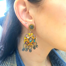 Carica l&#39;immagine nel visualizzatore di Gallery, Orecchini pendenti in tessuto fatto a mano con cristalli e strass