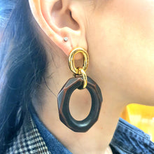 Carica l&#39;immagine nel visualizzatore di Gallery, Orecchini pendenti ovali in resina marrone e ottone placcato oro