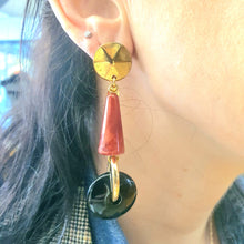 Carica l&#39;immagine nel visualizzatore di Gallery, Orecchini a coppia, pendenti in resina