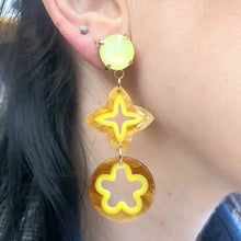 Carica l&#39;immagine nel visualizzatore di Gallery, Coppia orecchini pendenti con fiore in resina.