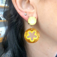 Carica l&#39;immagine nel visualizzatore di Gallery, Coppia di orecchini pendenti con resina a forma di fiore