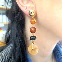 Carica l&#39;immagine nel visualizzatore di Gallery, Orecchini pendenti in resina chiodata color nero, marrone, beige