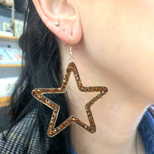 Carica l&#39;immagine nel visualizzatore di Gallery, Coppia orecchini anallergici con stella traforata in strass marroni.