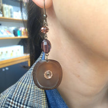 Carica l&#39;immagine nel visualizzatore di Gallery, Orecchini pendenti in resina e cristalli