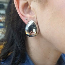 Carica l&#39;immagine nel visualizzatore di Gallery, Orecchini in acciaio rodiato a forma di goccia