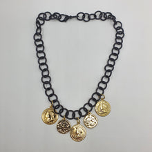 Carica l&#39;immagine nel visualizzatore di Gallery, Collana girocollo con catena a cerchi tondi in alluminio nero e monete placcato oro pendenti