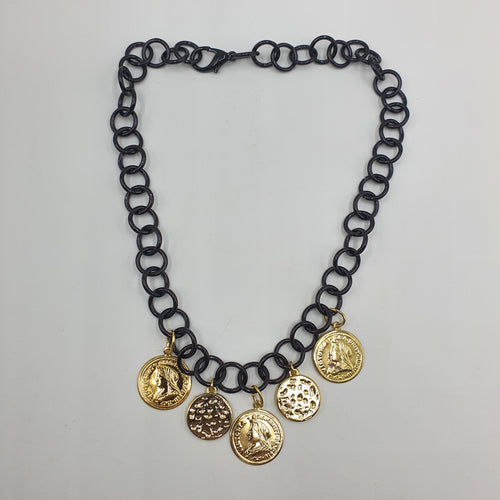 Collana girocollo con catena a cerchi tondi in alluminio nero e monete placcato oro pendenti