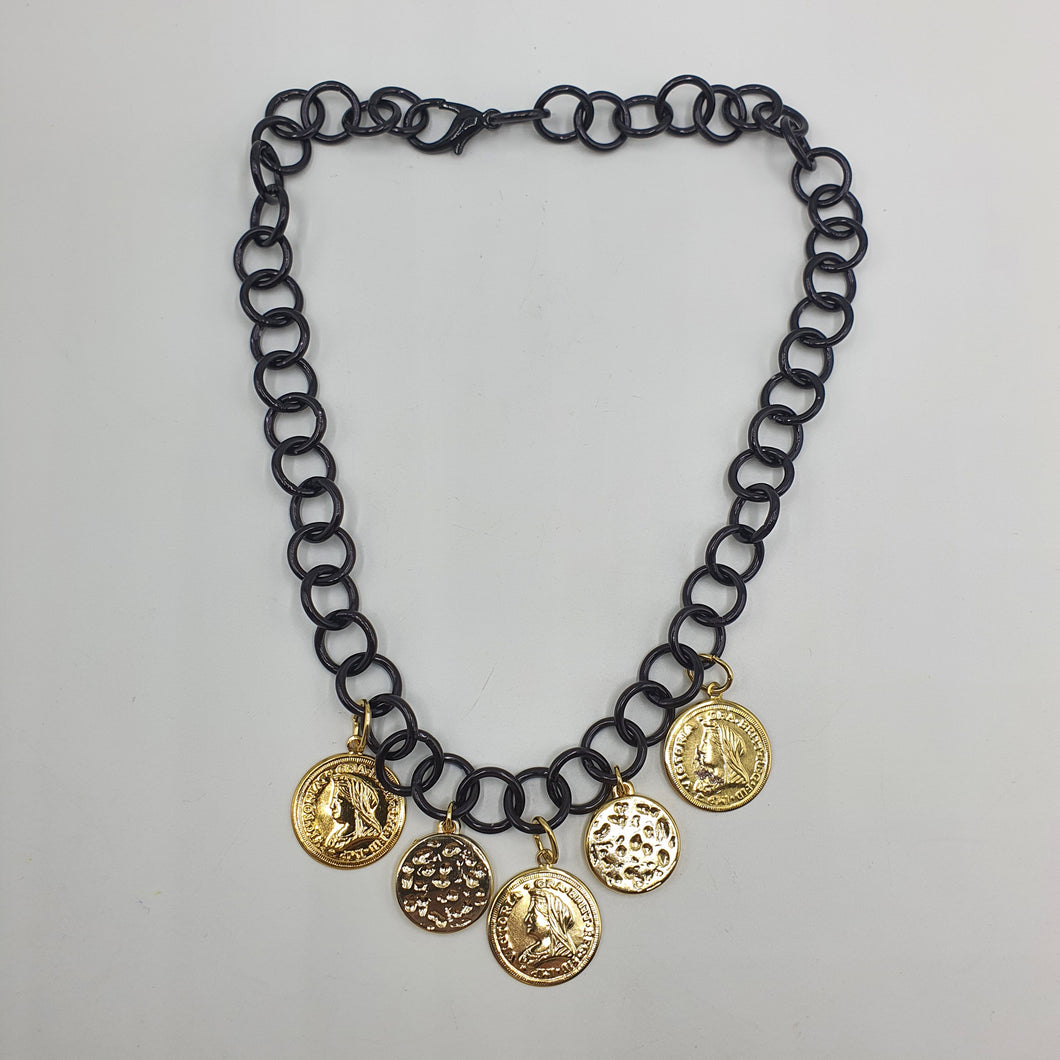 Collana girocollo con catena a cerchi tondi in alluminio nero e monete placcato oro pendenti