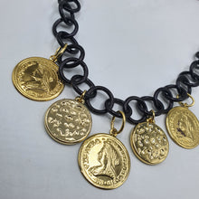 Carica l&#39;immagine nel visualizzatore di Gallery, Collana girocollo con catena a cerchi tondi in alluminio nero e monete placcato oro pendenti