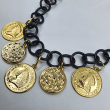 Carica l&#39;immagine nel visualizzatore di Gallery, Collana girocollo con catena a cerchi tondi in alluminio nero e monete placcato oro pendenti