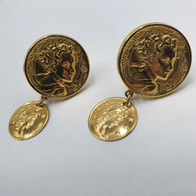 Carica l&#39;immagine nel visualizzatore di Gallery, Coppia orecchini a clips placcati oro con una moneta pendente