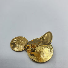 Carica l&#39;immagine nel visualizzatore di Gallery, Coppia orecchini a clips placcati oro con una moneta pendente