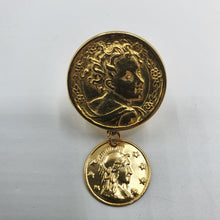 Carica l&#39;immagine nel visualizzatore di Gallery, Coppia orecchini a clips placcati oro con una moneta pendente