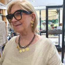 Carica l&#39;immagine nel visualizzatore di Gallery, Coppia orecchini a clips placcati oro con una moneta pendente