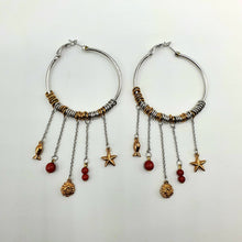 Carica l&#39;immagine nel visualizzatore di Gallery, Orecchini a cerchio rodiati con pendenti in catena e charms dorati e rossi