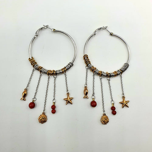 Orecchini a cerchio rodiati con pendenti in catena e charms dorati e rossi