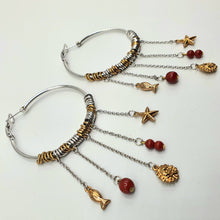Carica l&#39;immagine nel visualizzatore di Gallery, Orecchini a cerchio rodiati con pendenti in catena e charms dorati e rossi