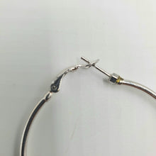 Carica l&#39;immagine nel visualizzatore di Gallery, Orecchini a cerchio rodiati con pendenti in catena e charms dorati e rossi