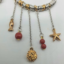 Carica l&#39;immagine nel visualizzatore di Gallery, Orecchini a cerchio rodiati con pendenti in catena e charms dorati e rossi